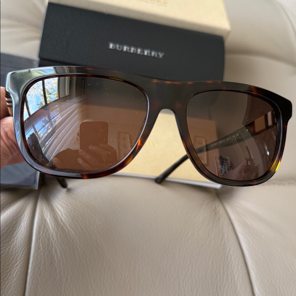 Burberry women Brown Sunglasses with Black Accents. Authentic. New - Picture 5 of 5